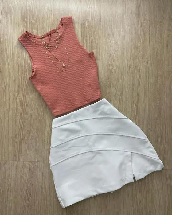 Conjunto rose e branco fotografado na loja