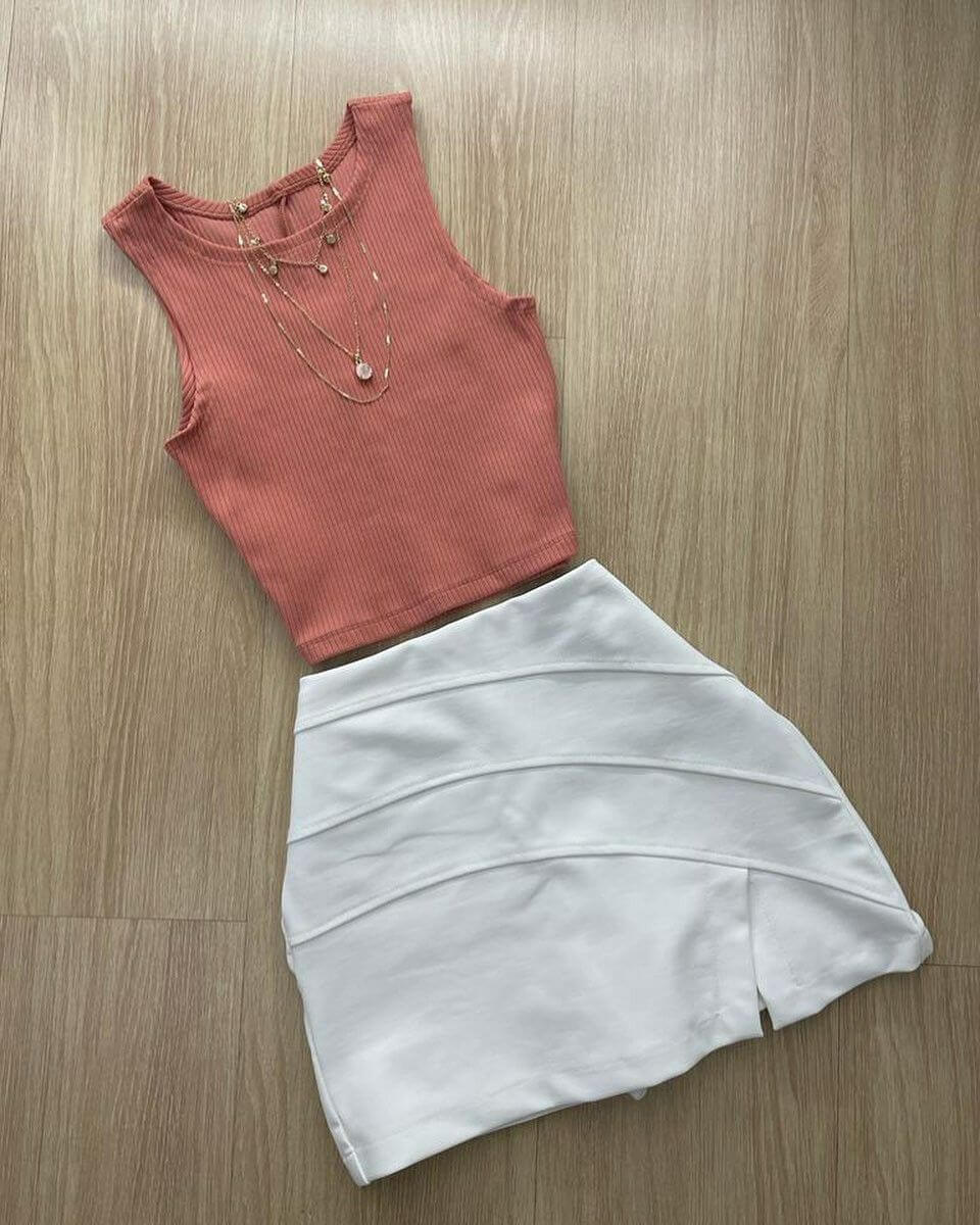 Conjunto rose e branco fotografado na loja