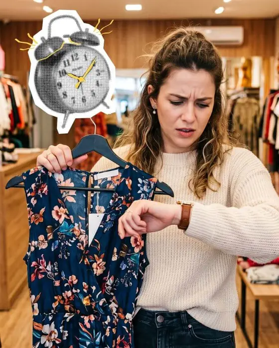 Lojista olhando o relógio sem tempo